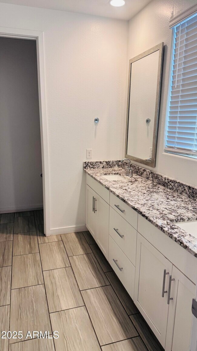 Building Photo - 9118 W Sells Dr