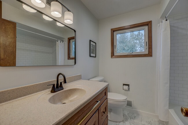 Building Photo - 2006 Pine St W