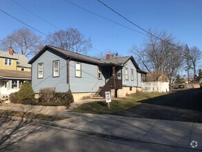 Building Photo - Cozy Single Bungalow right in the Wedge! A...