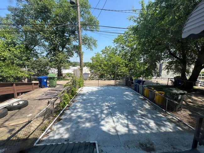 Building Photo - Charming 3 bedroom, 1 bathroom home locate...