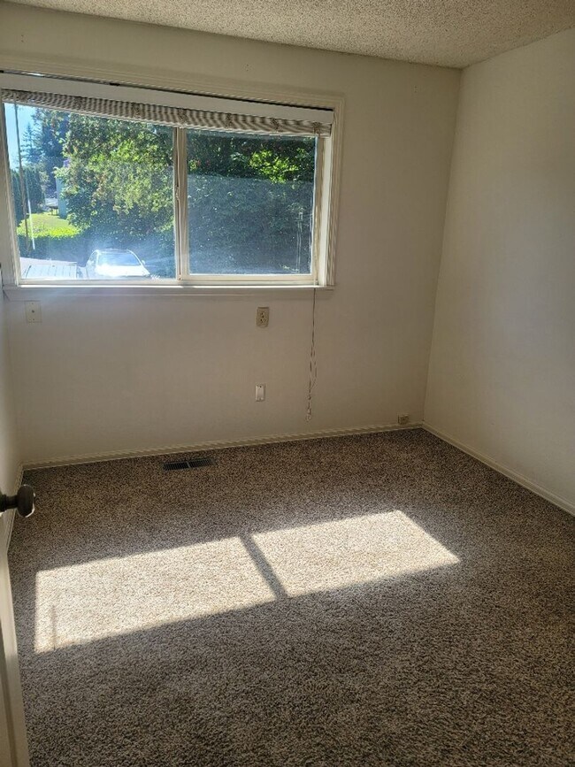 Building Photo - Kent 4 bedroom plus Den and 3 bathrooms & ...