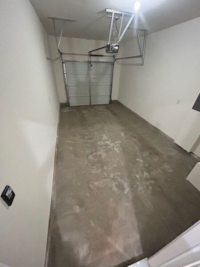 Building Photo - 1st Full Months Rent FREE!