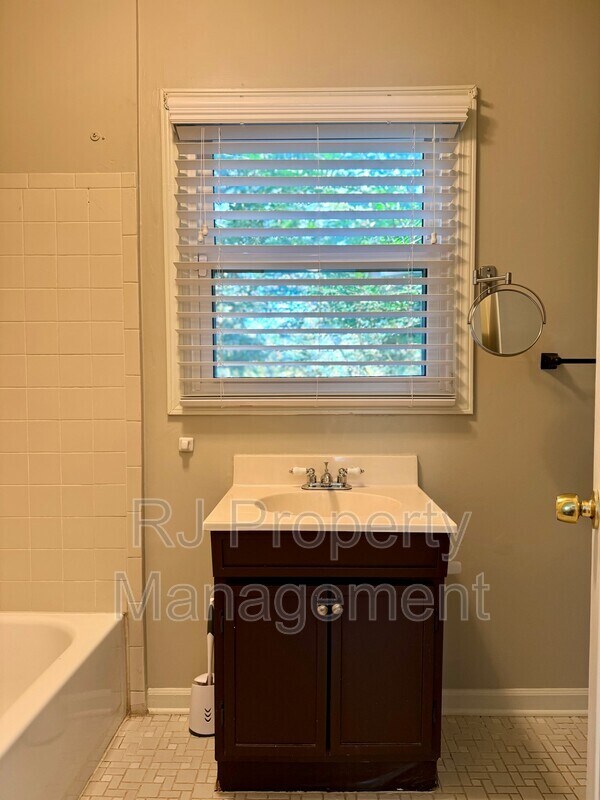 Building Photo - 2888 Midland Ave