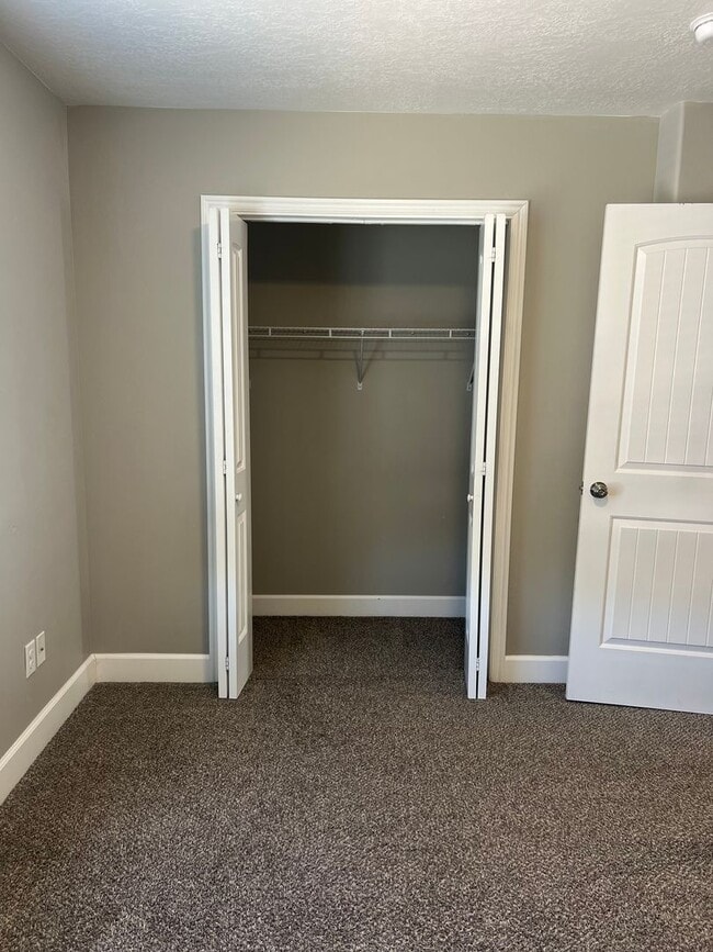 Building Photo - Pet Freindly Townhome
