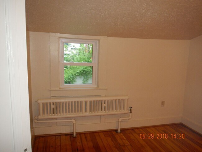 Building Photo - Available 6/1/25 Charming Two Story Single...