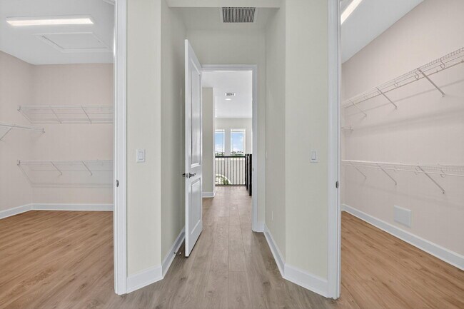 Building Photo - 15120 Wildwood Cir