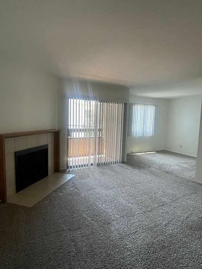 Building Photo - Updated 2 Bedroom/ 2 Bath Condo In The Hea...
