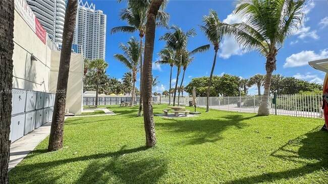 Building Photo - 6061 Collins Ave