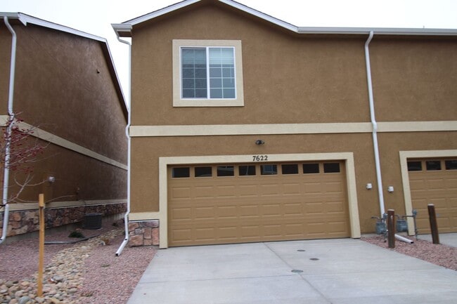 Building Photo - Brand New Townhome