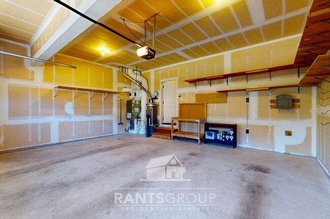 Building Photo - Beautifully upgraded townhome in a quiet L...