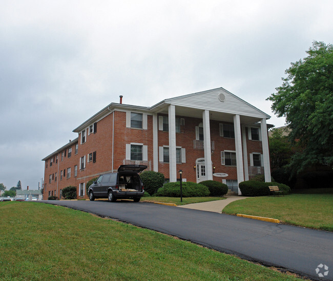 Building Photo - Colonial Arms