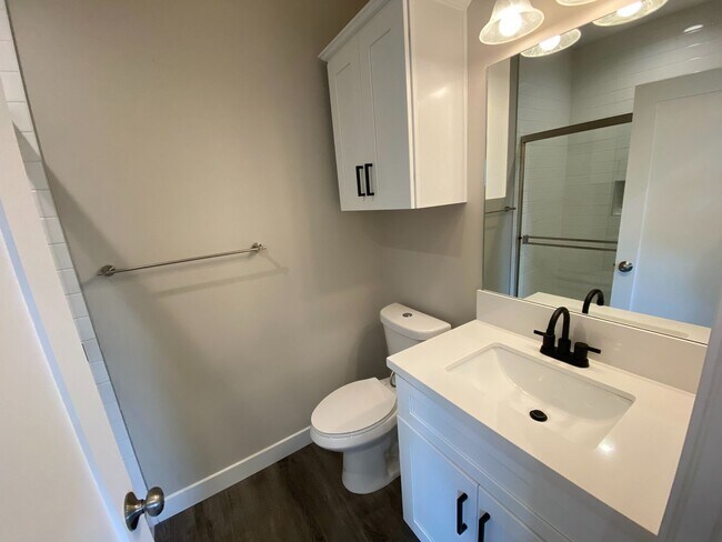 Building Photo - Newly Remodeled 4BD/2BA