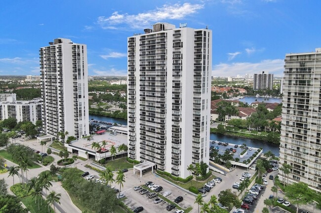 Building Photo - 3625 N Country Club Dr
