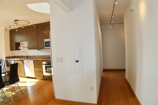 Building Photo - *New* 2 Bed & 2 Bath Condo in Fidi with Parking