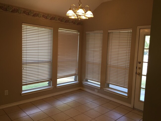 Building Photo - Beautiful 3/2 House A On Corner Lot!