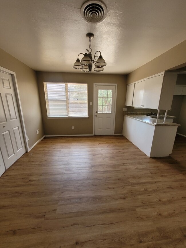 Building Photo - 4 bed 1.5 bath move in ready