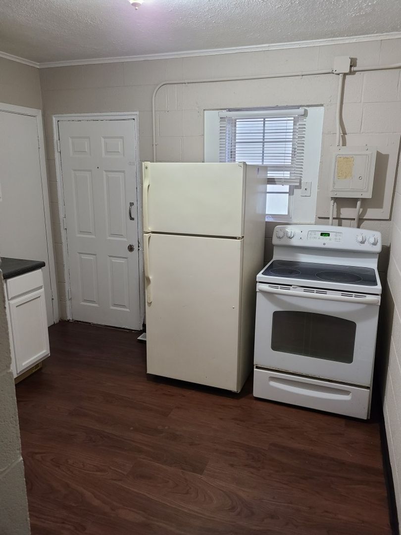 Building Photo - Spacious 2BR/1BA located on the west side ...