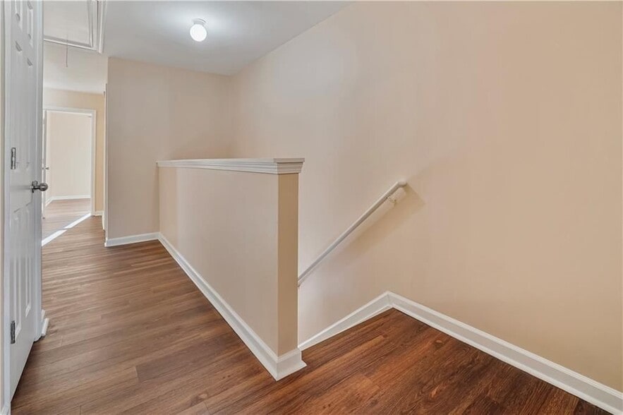 Building Photo - 1938 Dilcrest Dr