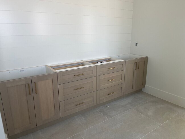 Building Photo - Gorgeous 6 bedroom with Pool and RV Garage