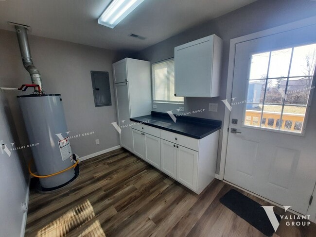 Building Photo - 2 Bedroom House for Rent | Easy Access to Kansas & Chestnut Expwy