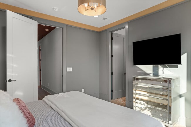 Building Photo - 1315 16th Ave S