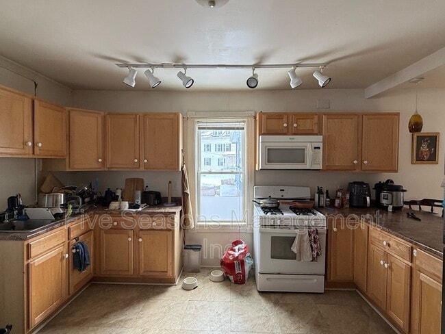 Building Photo - 384 St Paul St