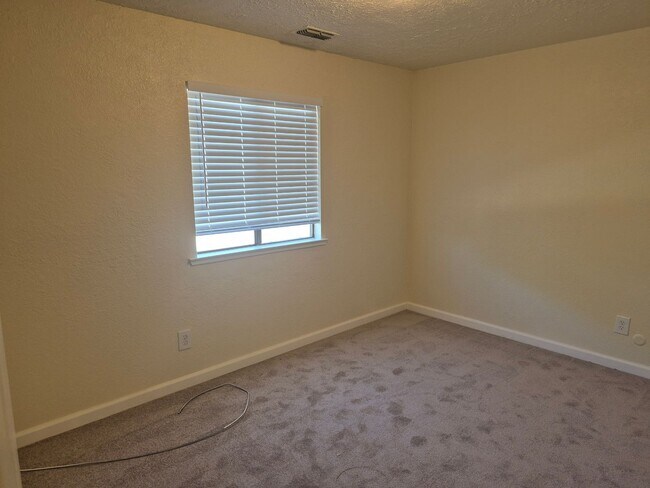 Building Photo - Remodeled 3 Bedroom 2 Bathroom Carmichael ...