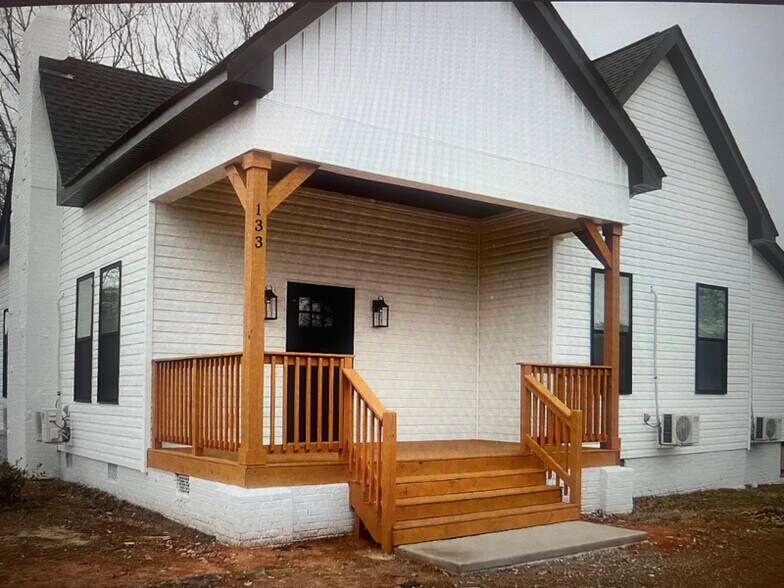 Building Photo - 133 Williams St