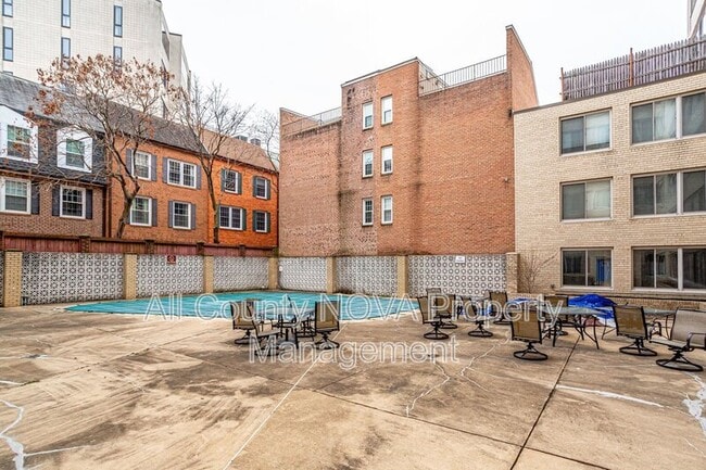 Building Photo - 922 24th St NW