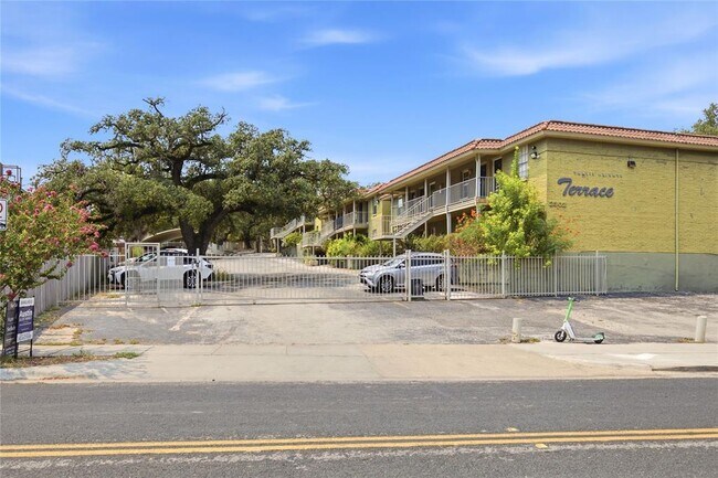 Building Photo - 2302 East Side Dr