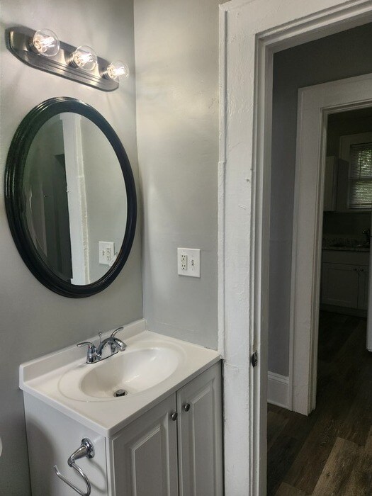 Building Photo - Spacious Upstairs Duplex With Private Entry