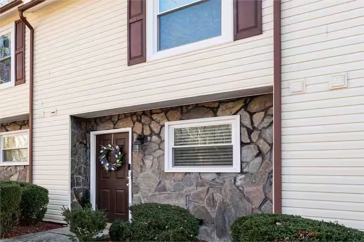 Building Photo - Room in Townhome on Baker Ct