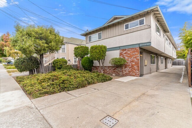 Primary Photo - 1072 Park Ave