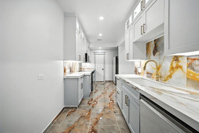 Building Photo - ***936 Elwood Duplex***
