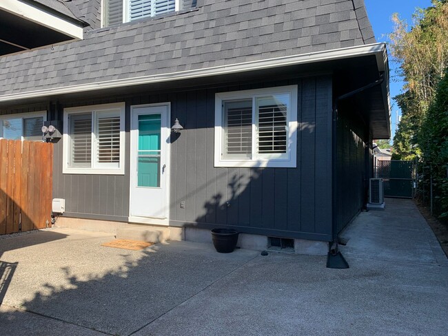 Building Photo - Gorgeously remodeled 2 bed 2.5 bath duplex...