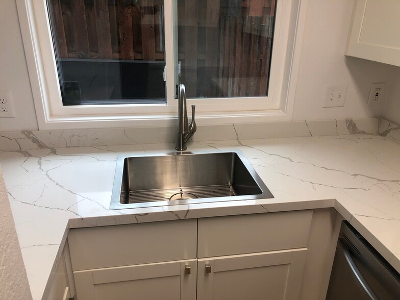 stainless steel kitchen sink, quartz countertops - 1649 Waikahalulu Ln