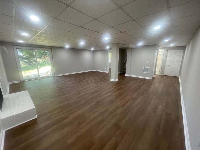 Building Photo - 221 Fallsway Ln