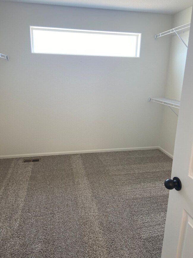 Building Photo - 3 bedroom, 3 bath home in Raindance Community.