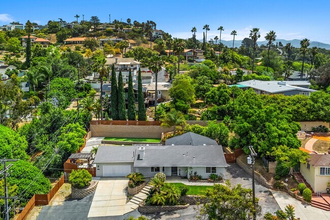 Building Photo - Beautiful 5 Bed, 2 Bath with Large Yard in Mount Helix!!