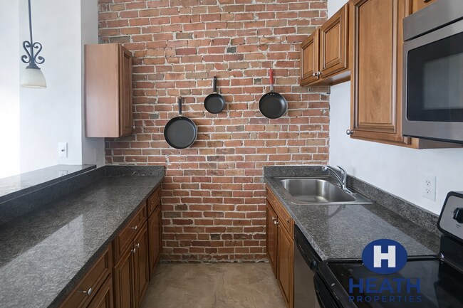 Building Photo - Awesome 3 bed 1.5 bath in Bay Village.....