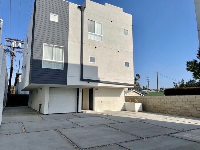 Building Photo - 116 S Ave 63