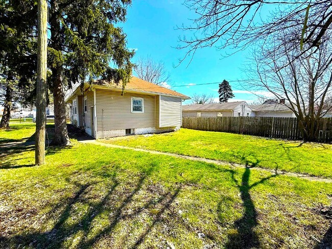 Building Photo - 1302 Lindley Ave