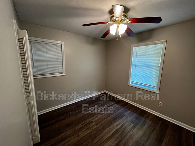 Building Photo - 5615 Buxton Dr