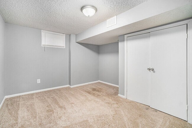 Building Photo - WOW! 4 BR, 1 BA: Move-In Ready!