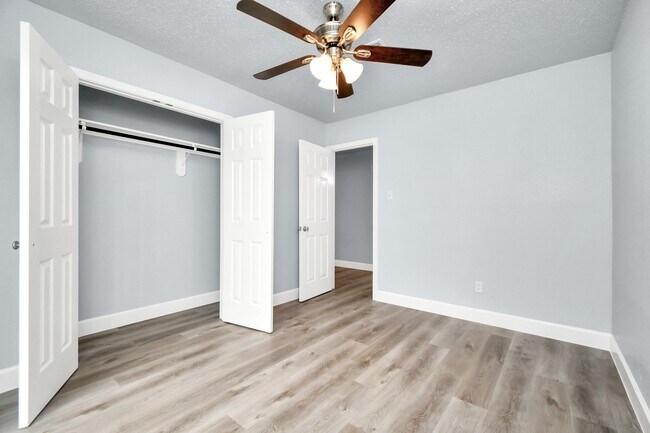 Building Photo - 6411 Hollow Oaks Dr