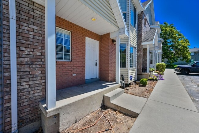 Building Photo - Beautiful Townhome in Amazing Location!