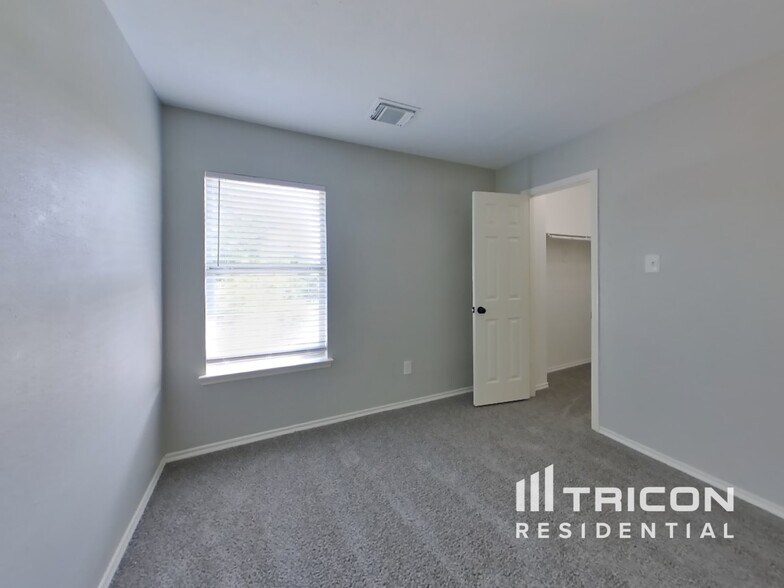 Building Photo - 18432 Sunrise Oaks Ct