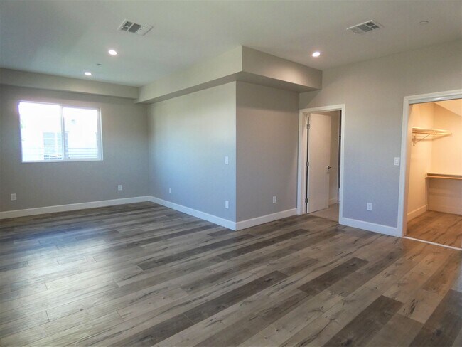 Building Photo - 1628 S La Brea Ave