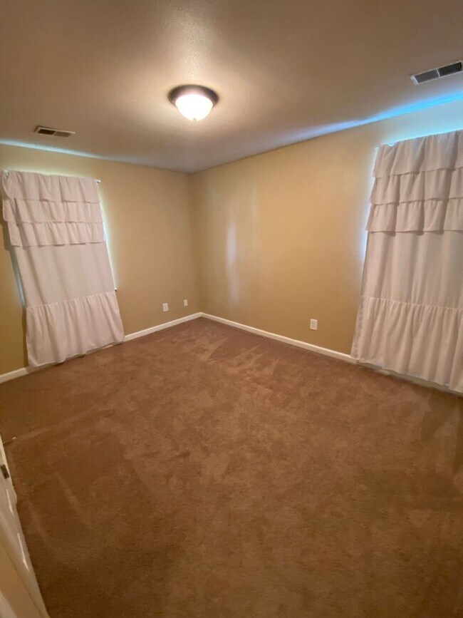 Building Photo - Charming 3-Bedroom Ranch !! "ASK ABOUT OUR...