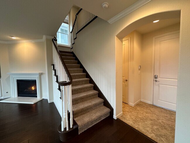 Building Photo - Large 4 Bedroom House in Hiddenbrook Commu...